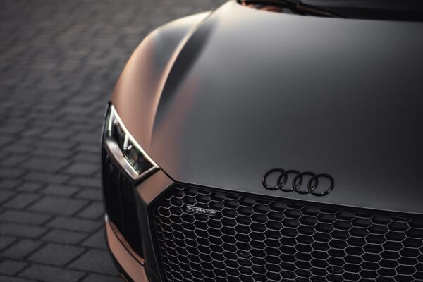 Louer une Audi en Suisse black mercedes benz car on road during daytime