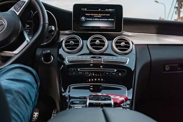 closeup photography of black 1-DIN vehicle stereo